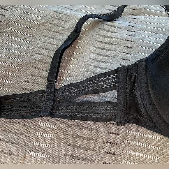 Victoria’s Secret - Black lace Push-Up Bra

Size: 34B - Picture 15 of 16